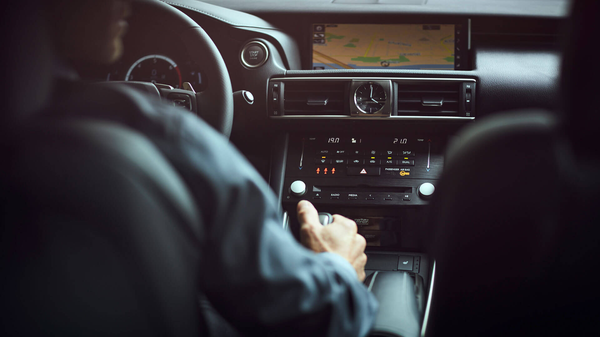 Lexus IS fahrender Mann