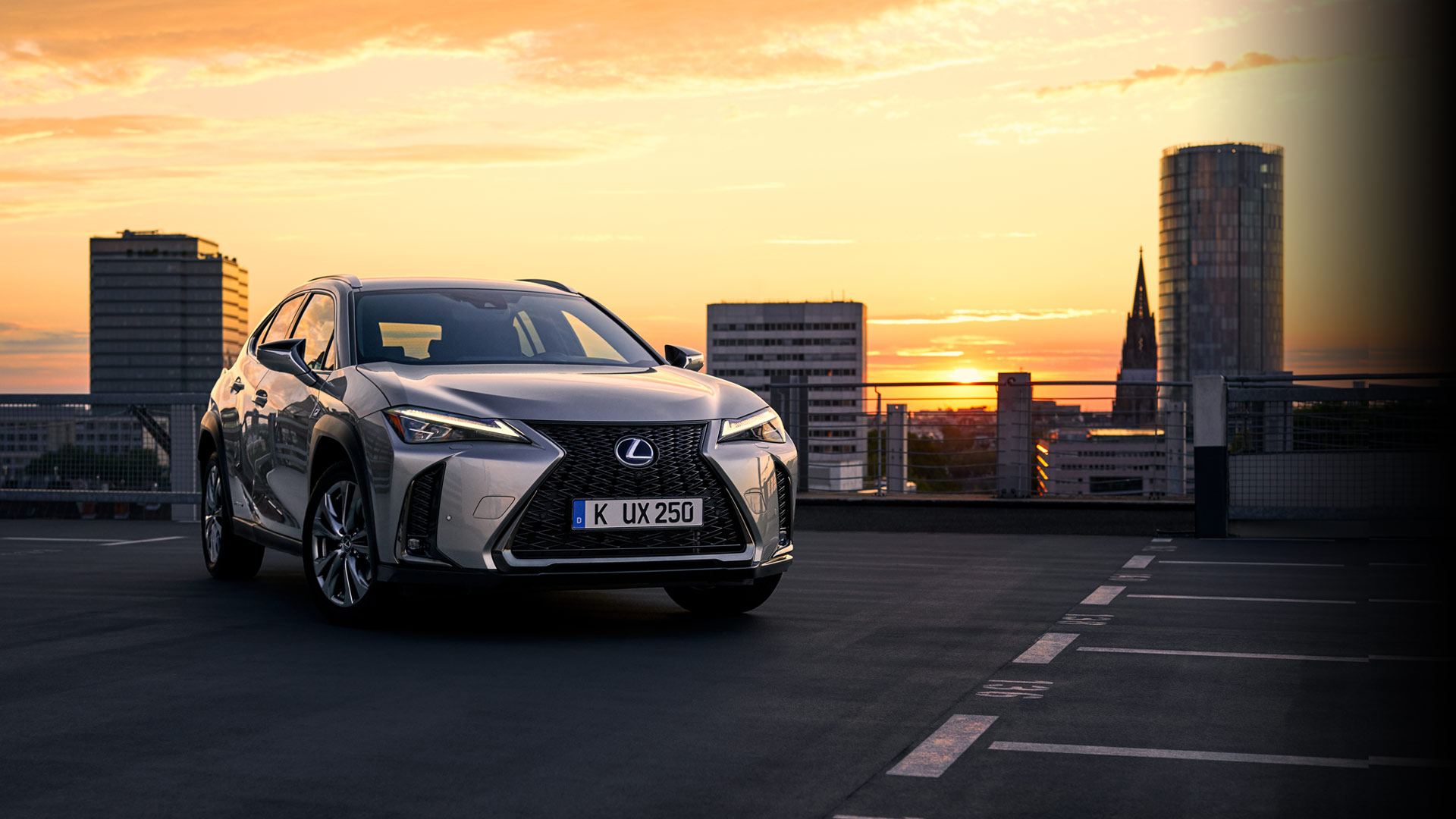 Lexus UX vor der Skyline