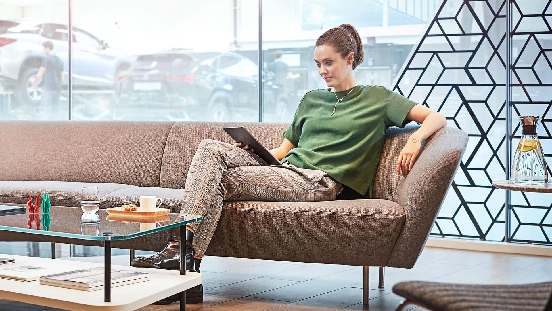 wartende Frau im Lexus Service Center