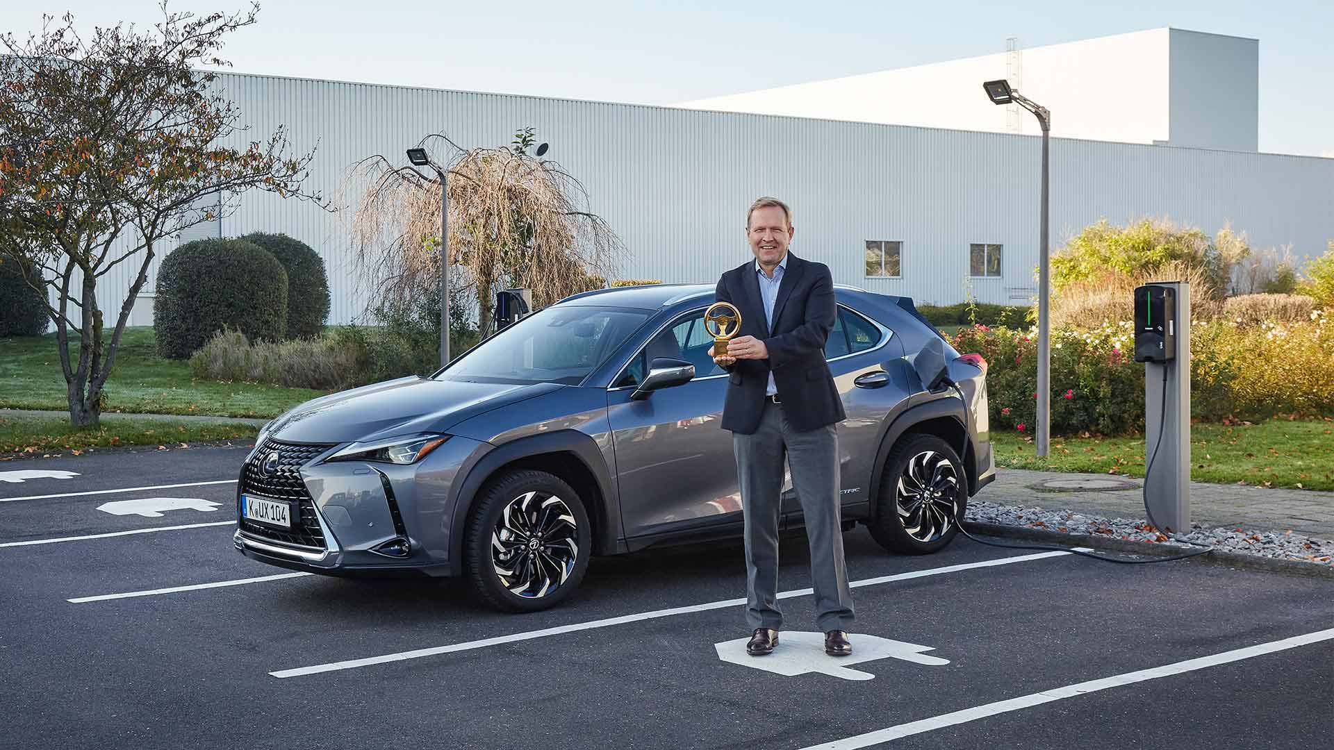 goldenes lenkrad lexus ux 300e hero