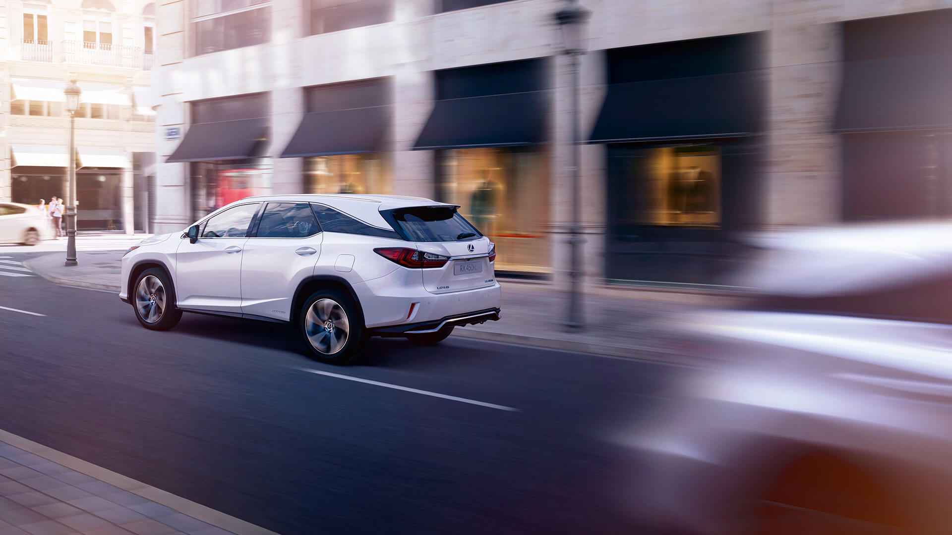 Lexus Hybrid fahrend weiß