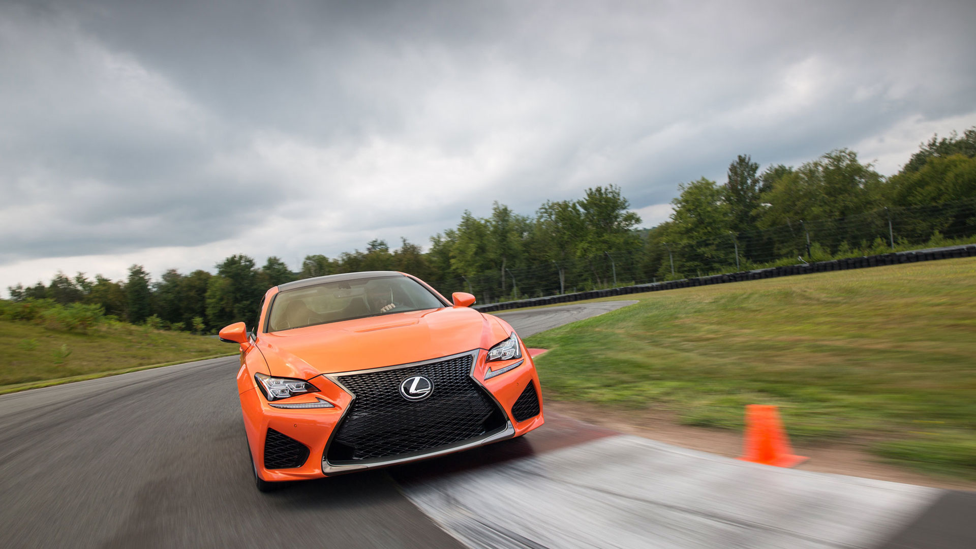 Lexus ofrece ahora en sus versiones 2017 más deportivas “F” hero asset