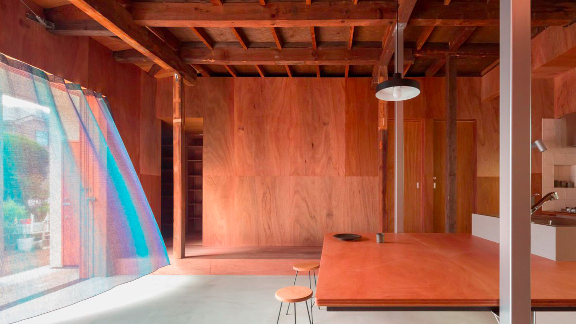 Imágenes de la vivienda rehabilitada por el estudio Atelierco Architects