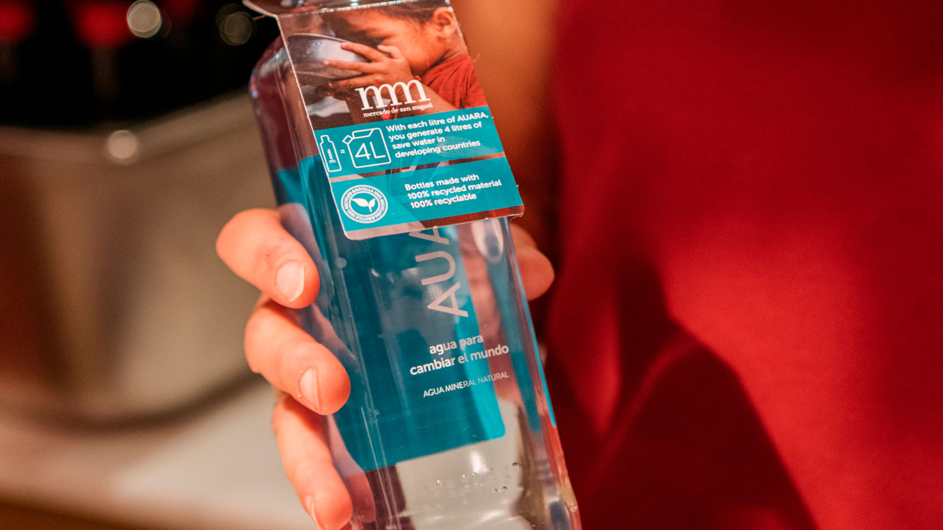 Imagen de la botella de agua Auara en el Mercado de San Miguel