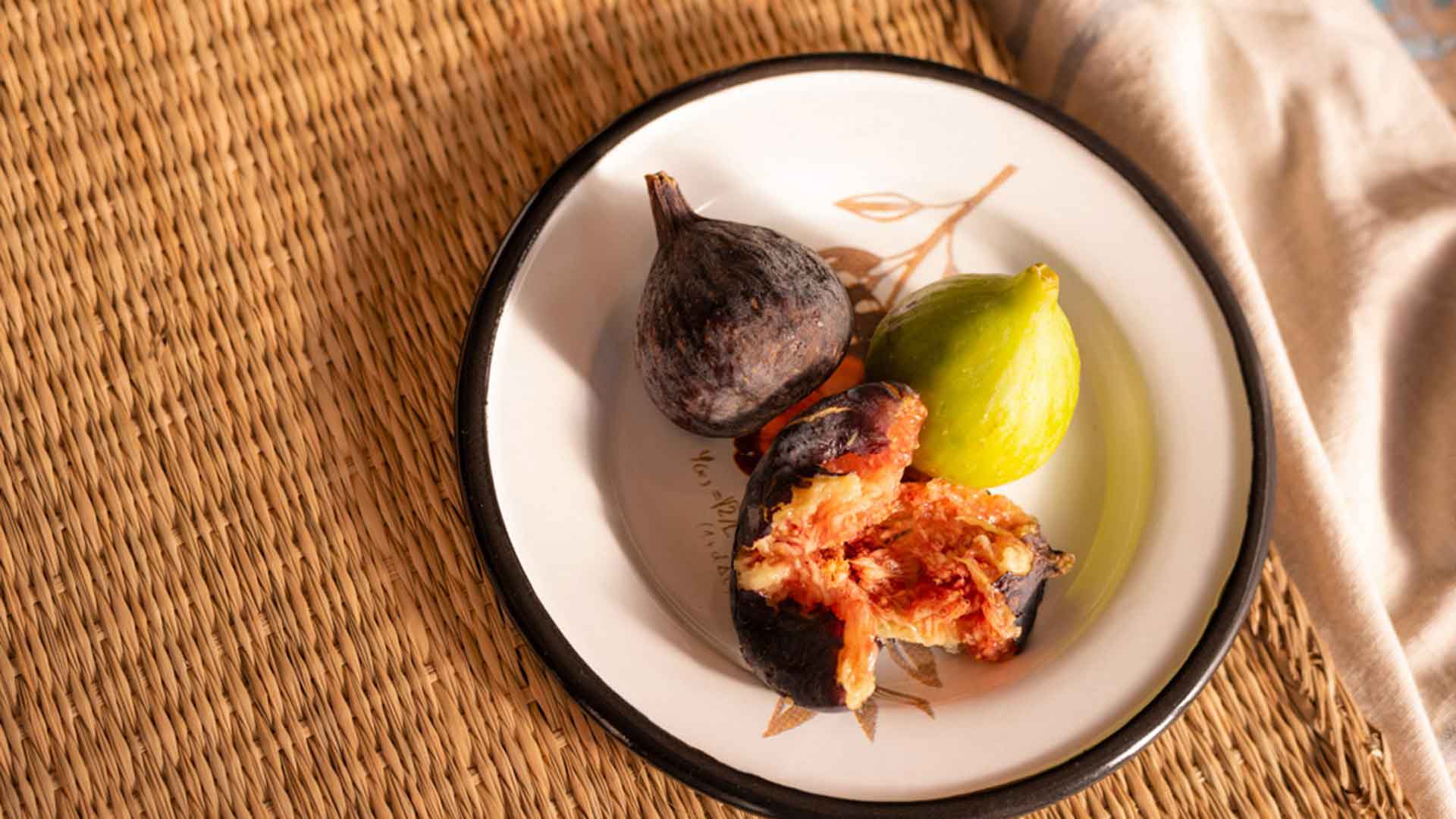 Imagen de higos en un plato