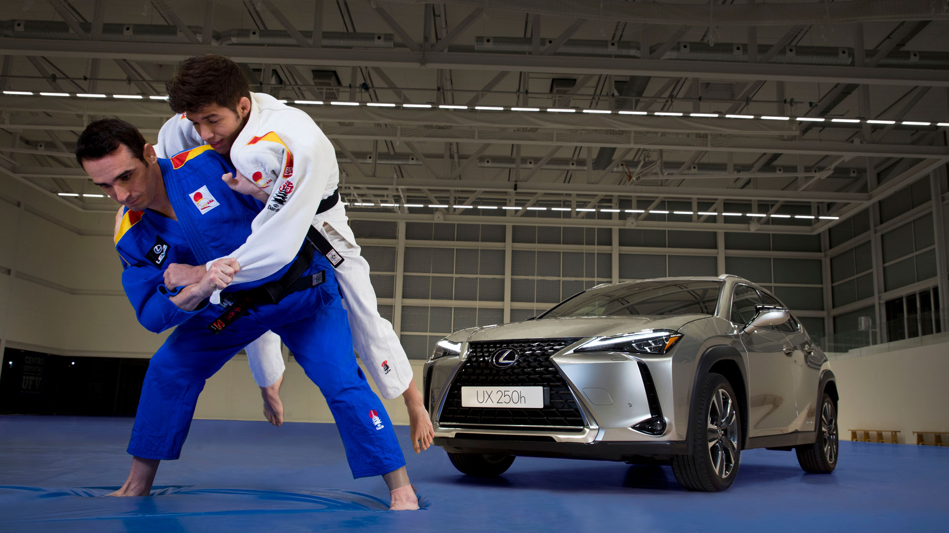 Imagen de judokas junto al Lexus UX 250h