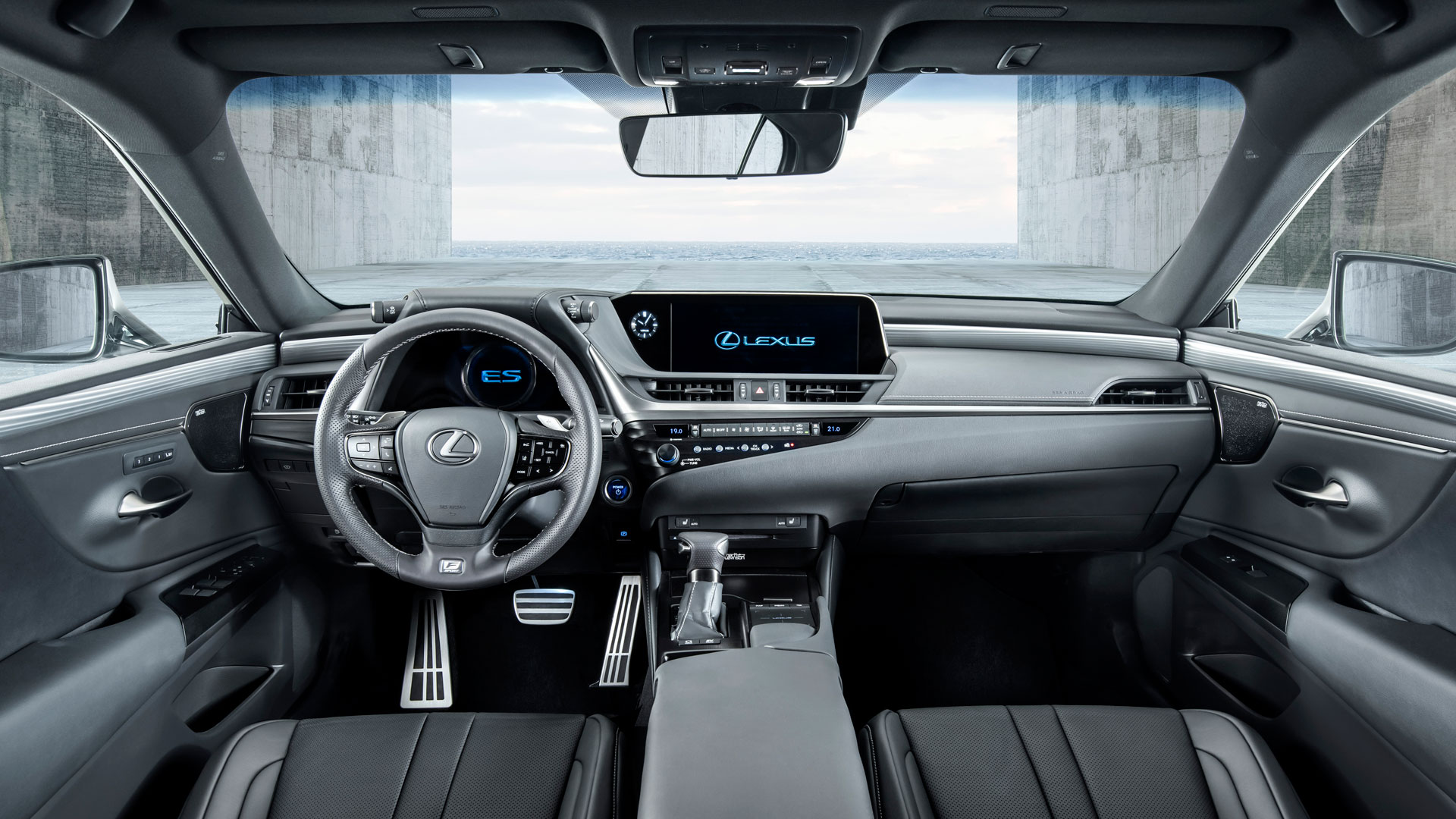 Hombre conduciendo el nuevo CT 200h Black Grey Edition