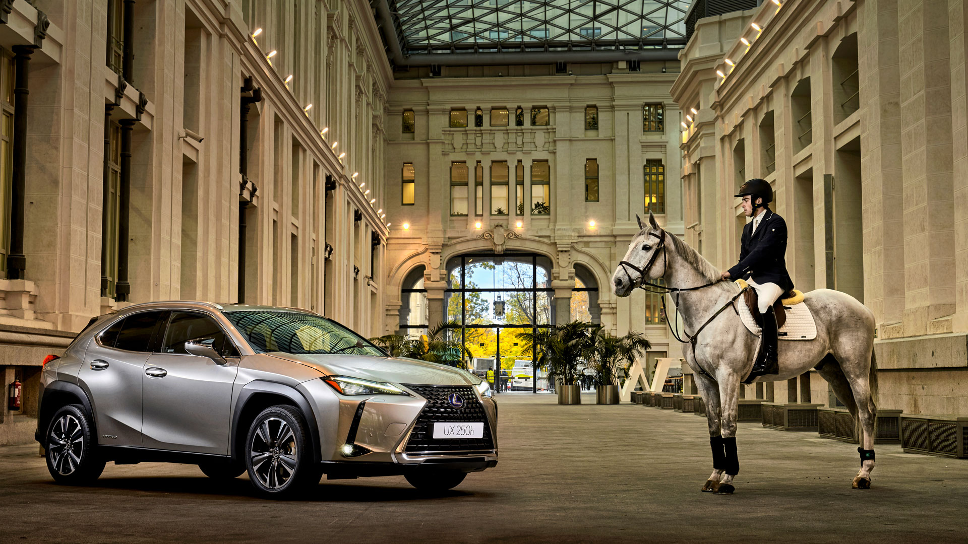 Imagen del nuevo UX junto a un jinete con caballo en el patio del Ayuntamiento de Madrid