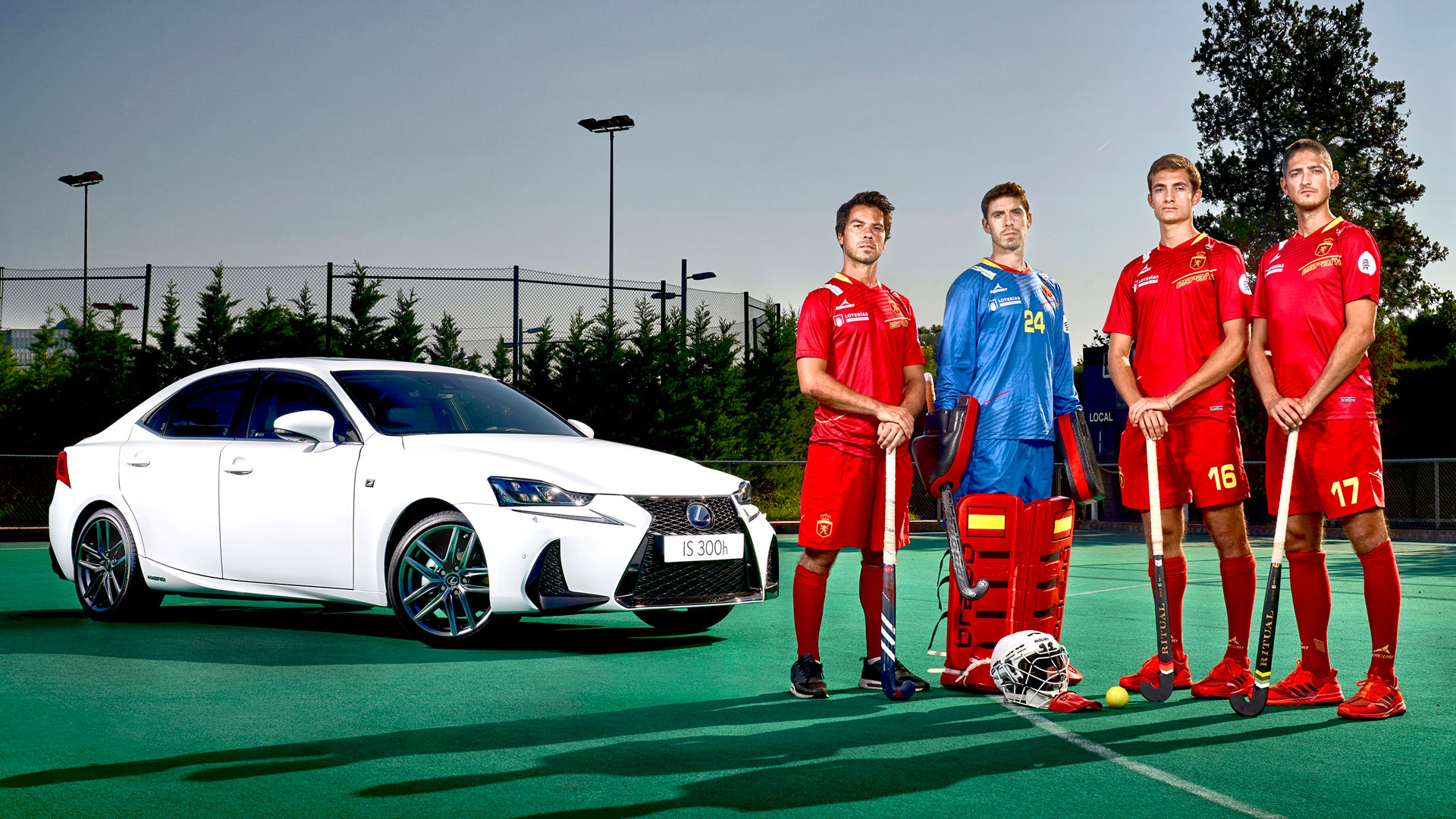 Imágenes oficiales de jugadores de hockey delante de un vehículo Lexus