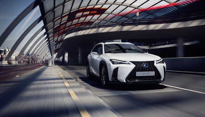 Vive toda la experiencia al volante del UX F SPORT