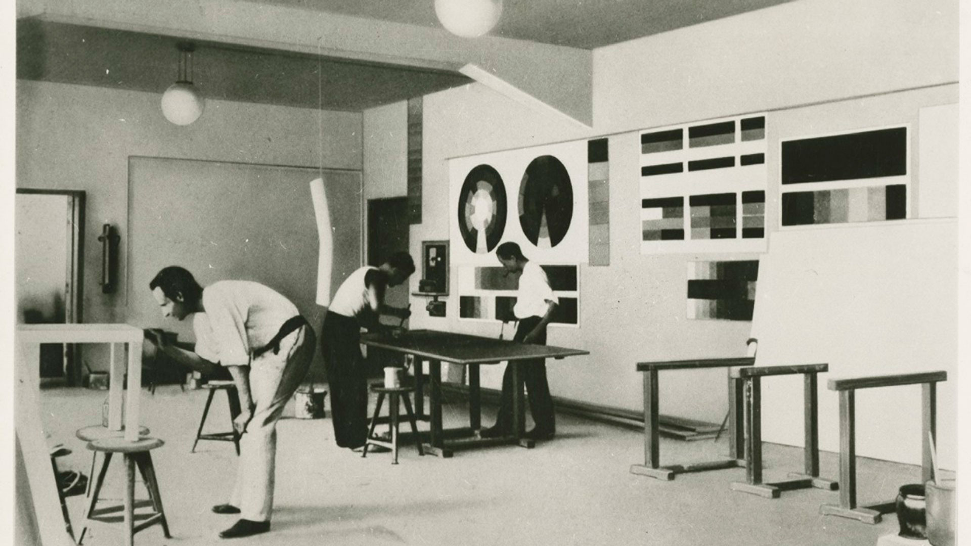 Imagen de la primera exposición de la Bauhaus en el MOMA