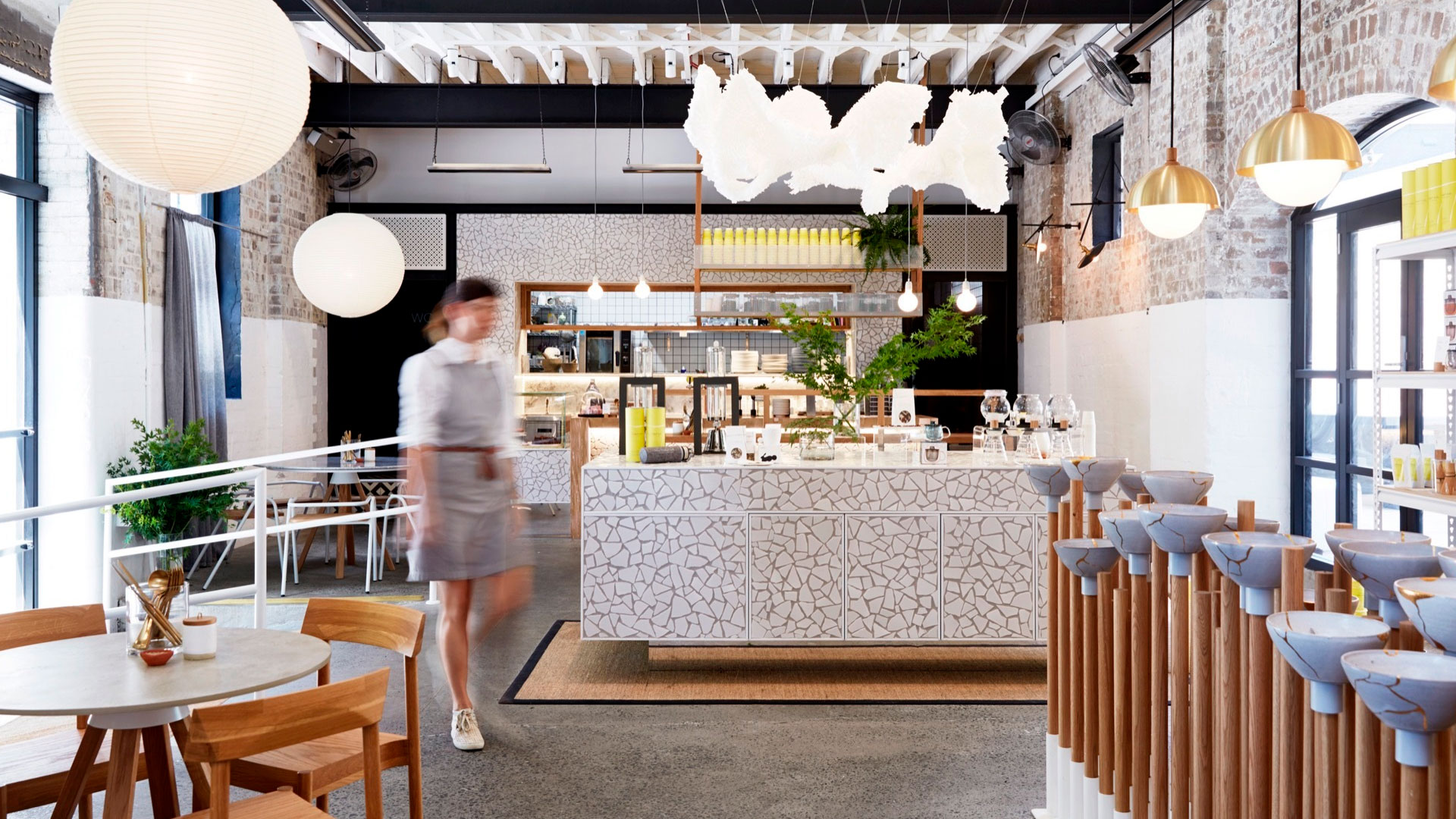 The Rabbit Hole Organic Tea Bar está ubicado en un antiguo espacio industrial
