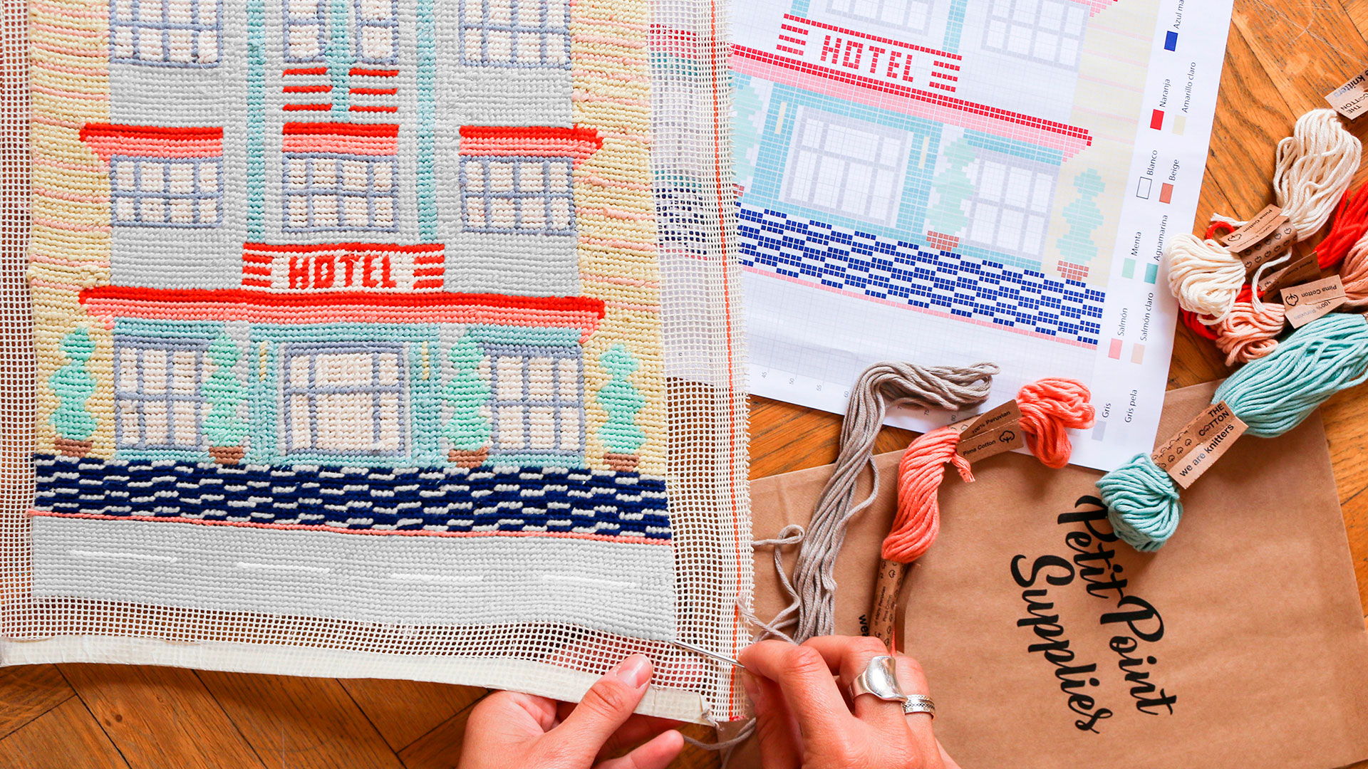 We are knitters lanza unos kits de petit point con motivos veraniegos