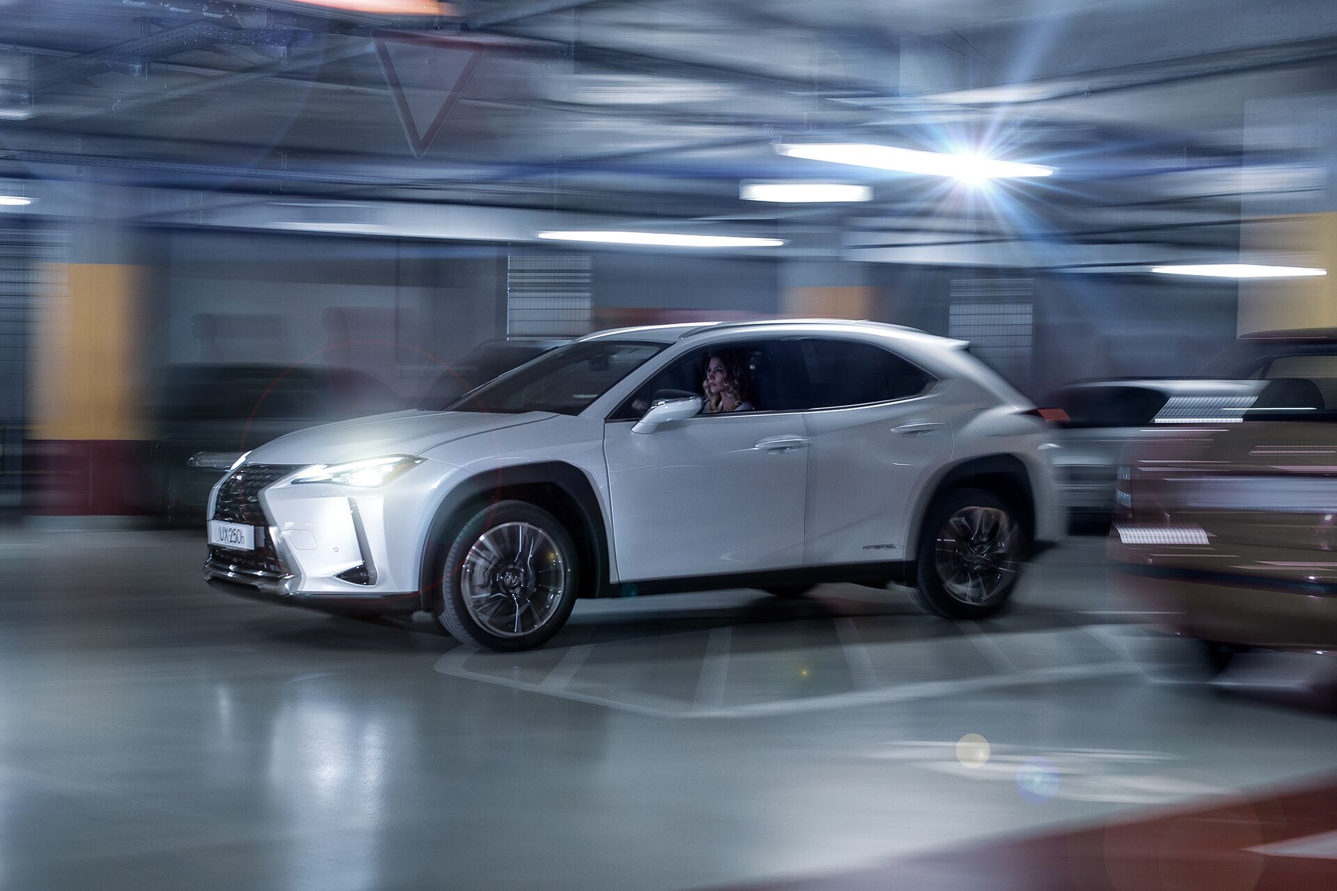 Weisz Fanni Lexus UX 16