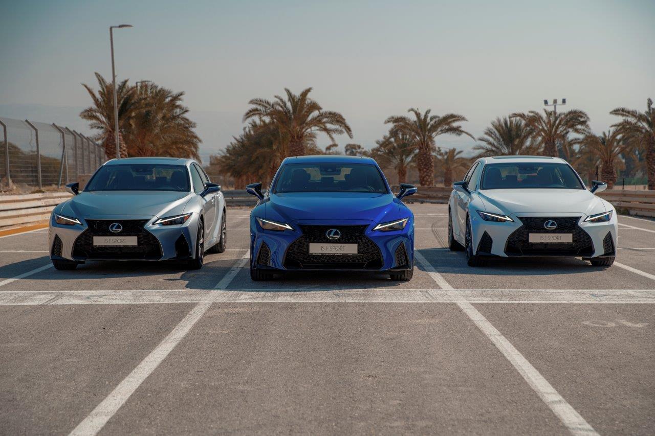 הצצה ראשונה לצבעי דגם ה IS300 כחול לבן ואפור ברמת גימור F SPORT