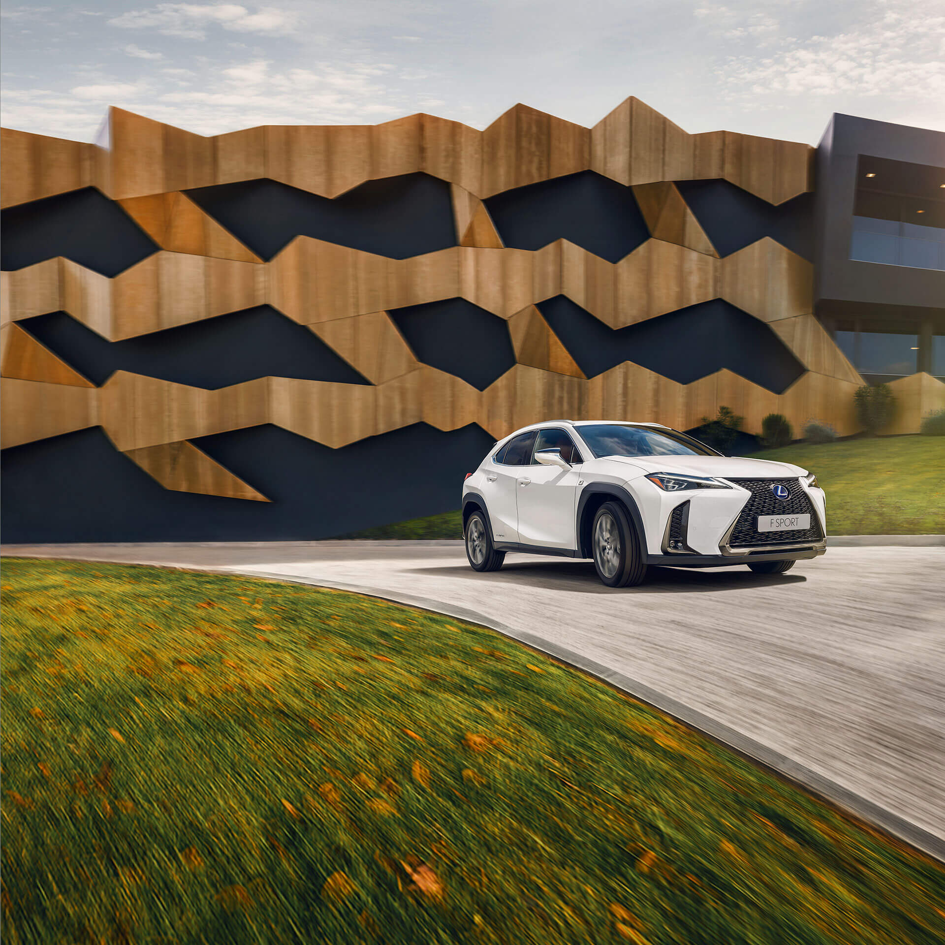 Zijaanzicht van een witte Lexus UX