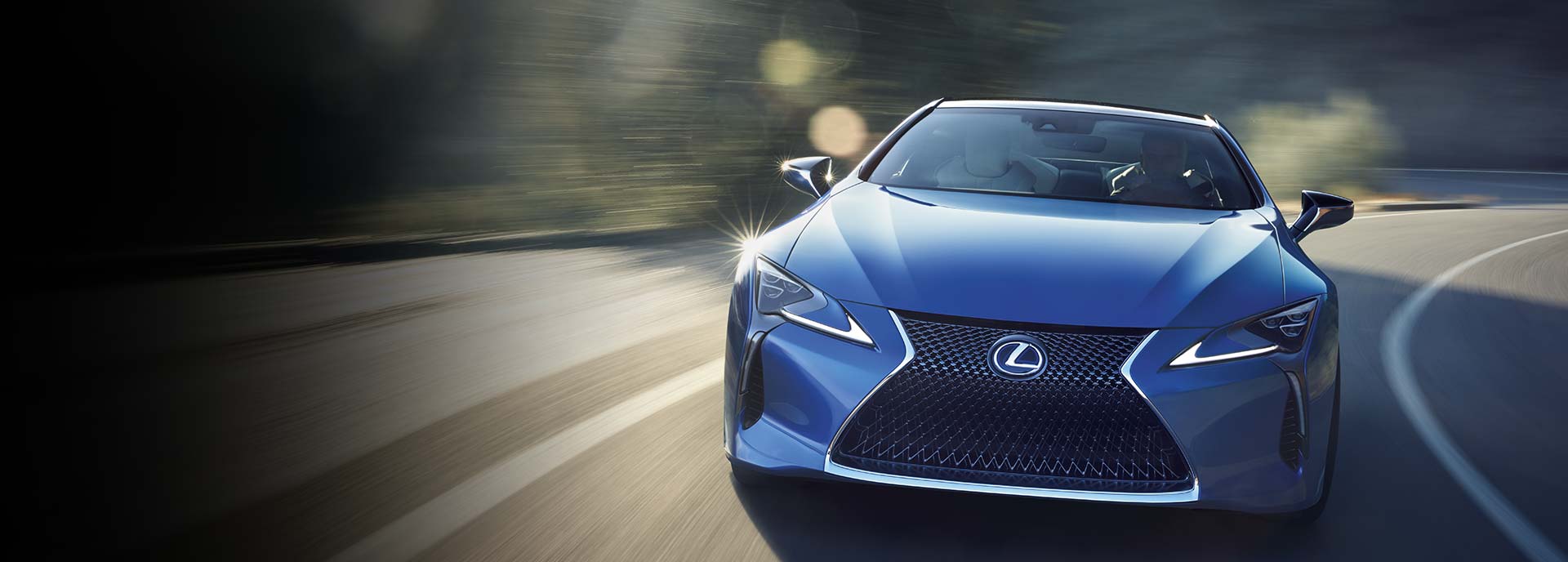 Sportskupéen Lexus LC 500h i fargen Structural Blue sett forfra