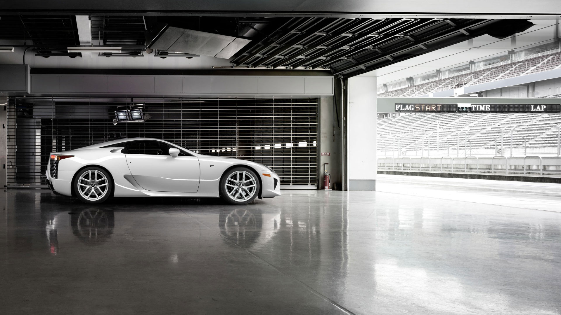 Lexus ikoniske superbilen LFA sett fra siden Her i hvit parkert i garasjen ved kjørebanen