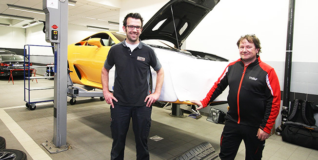 Thomas Kuka och Udo Fassbender utför Lexus LFA service på plats