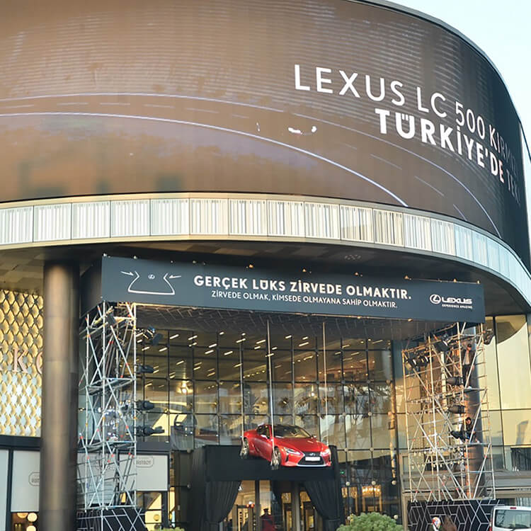 Lexus Zirvede Uçan Otomobil Sergilemesiyle gallery02